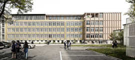 Die Zeichnung zeigt eine Ansicht des Altbaus des Humboldt-Gymnasiums mit viergeschossigem Anbau auf der rechten Seite
