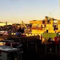 Das Industriegelände mit Einsatzfahrzeugen, die den Brand löschen