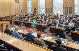 Gremiensitzung: Blick über das Präsidium ins Plenum eines Ratssaals