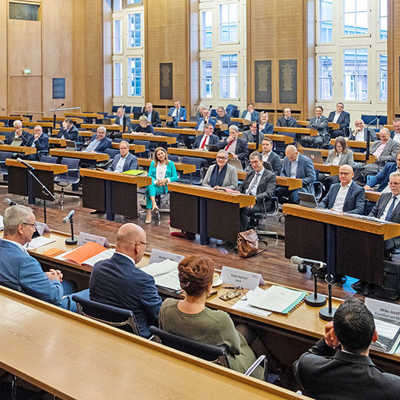 Der Hauptausschuss des Deutschen Städtetags tagte mit dessen Präsident Markus Lewe (vorne, 3. v. r.) und Hauptgeschäftsführer Helmut Dedy (2. v. l.) im Frankfurter Rathaus, dem Römer. Foto: Andreas Varnhorn