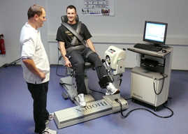 Foto: Ausbildung an einem physiotherapeutischen Reha-Gerät.