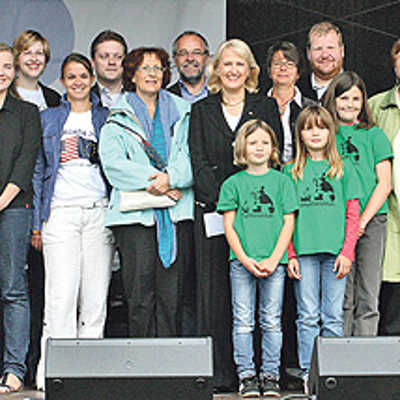 OB Klaus Jensen (hinten Mitte) und die Jury-Mitglieder Professor Hermann Kleber (FWG-Fraktion) und Markus Nöhl (hinten v.r.) mit den Preisträgern 2011 der Trierer Europastiftung.