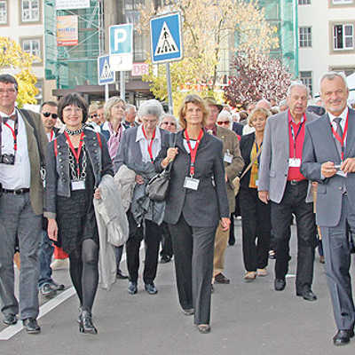 Direkt nach der Ankunft am Hauptbahnhof macht sich ein Großteil der Weimarer Gäste bei bestem Herbstwetter zu Fuß auf in die Trierer Innenstadt, um an einer Führung teilzunehmen.