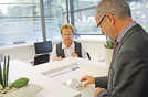 Oberbürgermeister Klaus Jensen testet im Beisein einer SWT-Mitarbeiterin das neue Wartemarkensystem.