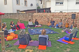 Yoga-Kurs im Garten der Ehranger Kindertagesstätte St. Peter