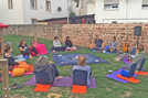 Bei der Gesundheitswoche fand ein Yoga-Kurs im Garten der Kindertagesstätte St. Peter mitten im alten Ortskern statt. Foto: Quartiersmanagement