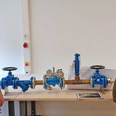 Die Auszubildende als Fachkraft für Wasserversorgungstechnik, Mara Lorenz (l.), erläutert der Teilnehmerin der Infoveranstaltung, Denise Ehses, Einzelheiten ihrer Ausbildung. Foto: SWT