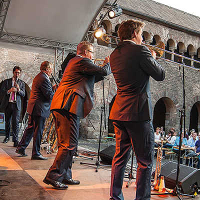 Bei den Konzerten im Brunnenhof genießen die Besucher Live-Musik bei einem Glas Bier oder Wein. Archivfoto: ttm