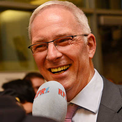 Unmittelbar nach Bekanntgabe der hauchdünnen Entscheidung ist Triers zukünftiger Oberbürgermeister Wolfram Leibe als strahlender Wahlsieger ein vielgefragter Interviewpartner. 