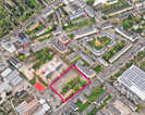 Das Luftbild zeigt das Stadtviertel zwischen der Thyrsus- und Franz-Georg-Straße in Trier Nord. Der zwischen der Ambrosius-Grundschule und dem Bürgerhaus gelegene Platz (rote Umrandung) soll neu gestaltet werden. Foto: Portaflug