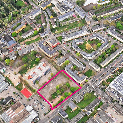 Das Luftbild zeigt das Stadtviertel zwischen der Thyrsus- und Franz-Georg-Straße in Trier Nord. Der zwischen der Ambrosius-Grundschule und dem Bürgerhaus gelegene Platz (rote Umrandung) soll neu gestaltet werden. Foto: Portaflug