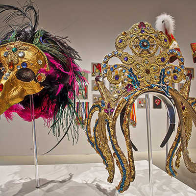 Was es mit diesen Karnevalsmasken auf sich hat, erfahren Besucher bei der Führung mit Kuratorin Dorothée Henschel. Foto: Stadtmuseum