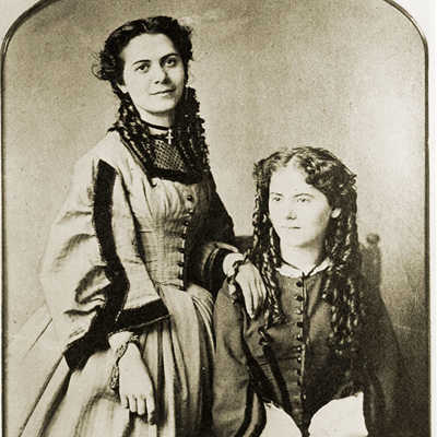 Die Marx-Töchter Jenny (l.) und Laura auf einer Aufnahme aus dem Jahr 1858. Foto: akg-images
