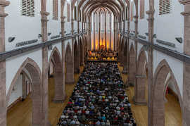 Voll besetztes Konzert in einer früheren Abteikirche