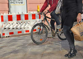Fahrradfahren in der Fußgängerzone ist nur zwischen 19 und 11 Uhr erlaubt.