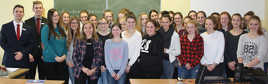 Gruppenfoto der Neuntklässlerinnen der Blandine-Merten-Realschule mit den Azubis der Sparkasse