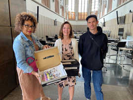 Sabine Dengel und Dimo Rasch übergeben Boxen mit Unterschriften an Bürgermeisterin Elvira Garbes
