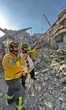 Florian Zonker (r.) und Christoph Reuter in den Trümmern eines Hauses in der türkischen Stadt Kahramanmaraş. Foto: @fire