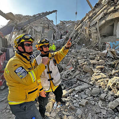Florian Zonker (r.) und Christoph Reuter in den Trümmern eines Hauses in der türkischen Stadt Kahramanmaraş. Foto: @fire