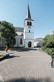 Platz mit Antoniuskirche im Hintergrund