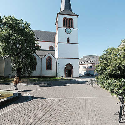 Wo heute die Antoniuskirche den Platz prägt, war im Mittelalter ein größerer jüdischer Friedhof. Foto: Roman Kasselmann