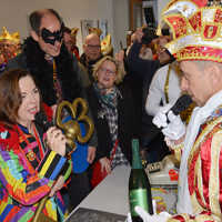 Die Bürgermeisterin mit einem großen goldenen Schlüssel und der Prinz mit einer Flasche Sekt