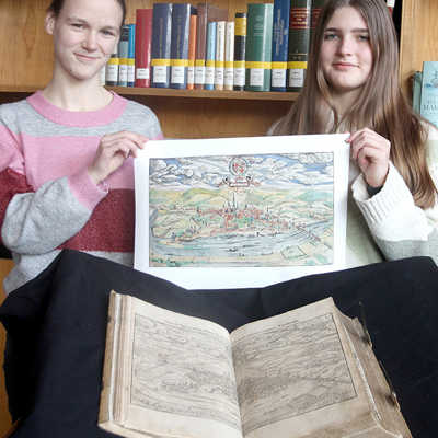 Die Recherche zum „Objekt des Monats“ für Februar übernahmen Elinor Charlier und Paula Mettlach (v. l.) vom FWG. Sie erarbeiteten den Text im Rahmen ihres Praktikums in der Bibliothek und im Stadtarchiv an der Weberbach. Foto: Wissenschaftliche Bibliothek 