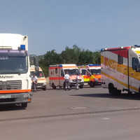 Einsatzfahrzeuge des Rettungdiensts stehen auf einem Parkplatz.