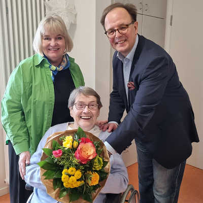 Zu den ersten Gratulanten zum 100. Geburtstag von Anna Cäcilia-Klasen gehörten die Olewiger Ortsvorsteherin Petra Block und Beigeordneter Ralf Britten. Sie besuchten die Jubilarin in St. Irminen.