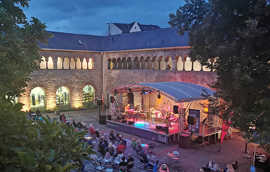 Abendliche Konzertbühne im Brunnenhof