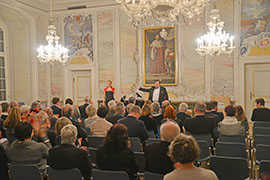 Sänger Fritz Spengler und Pianistin Tatiana Sverko begeistern die Zuhörerinnen und Zuhörer im Rokokosaal des Kurfürstlichen Palais mit bekannten Arien.