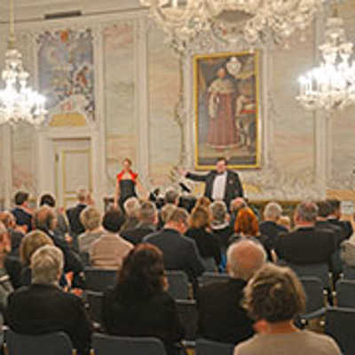 Sänger Fritz Spengler und Pianistin Tatiana Sverko begeistern die Zuhörerinnen und Zuhörer im Rokokosaal des Kurfürstlichen Palais mit bekannten Arien.