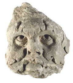 Detail der Replik eines Maskenkapitells aus dem Trierer Dom.