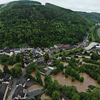 Luftbild von Ruwer, große Flächen sind von braunem Wasser bedeckt