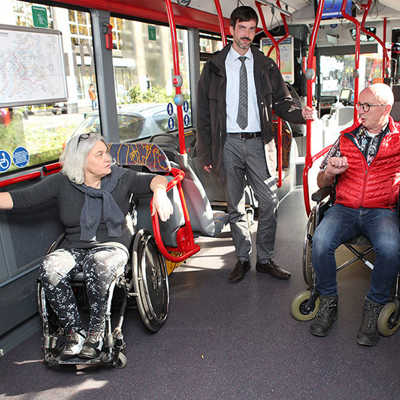 Heike Unterrainer, Mitarbeiterin in der Geschäftsstelle des Behindertenbeirats, Knut Hofmeister vom Verkehrsbetrieb und Behindertenbeauftragter Gerd Dahm (v. l.) diskutieren in einem Bus über die Platzkapazitäten für Rollstuhlfahrer. Foto: SWT 