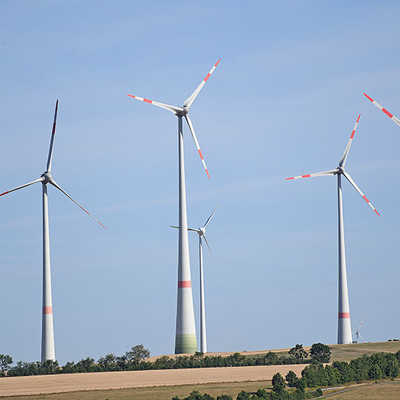 Bisher liegen alle Standorte für Windkraftanlagen in der Region Trier außerhalb des Stadtgebiets, zum Beispiel in der Nähe von Trierweiler (Foto).