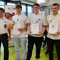 Siegerteam Seniors: Walle_E (BBS Vulkaneifel Gerolstein) mit Gratulant Florian Zonker (Berufsfeuerwehr Trier)