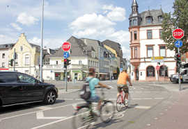 Von der Saarstraße kommend in Richtung Neustraße kreuzen die Radfahrer den Alleenring auf einer gesonderten Spur mit angepassten Ampelphasen.