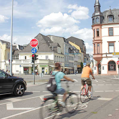 Von der Saarstraße kommend in Richtung Neustraße kreuzen die Radfahrer den Alleenring nun auf einer gesonderten Spur mit angepassten Ampelphasen.