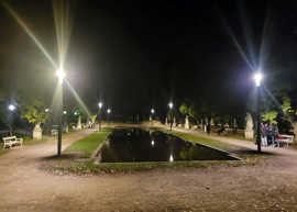 Der Palastgarten bei der Nacht. Sechs neue, strahlende Leuchten sorgen für Helligkeit rund um das Wasserband.
