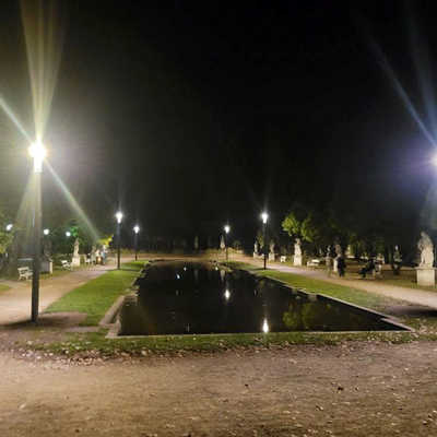 Am Wasserband im Palastgarten wurden sechs neue Leuchten aufgestellt.