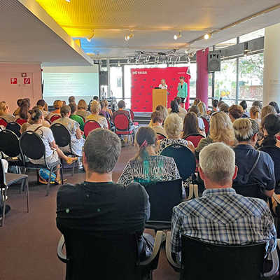 Vor dem Markt der Möglichkeiten gab es für die Teilnehmenden Impuls-Vorträge, unter anderem von Kamila Gräff vom Bundesamt für Migration und Flüchtlinge (hinten links). Foto: Wirtschaftsförderung 