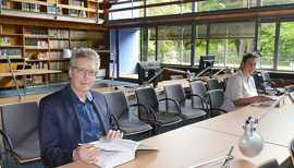 Der Lesesaal der Stadtbibliothek Weberbach bietet genügend Platz, um bei der Recherche und Lektüre den für den Infektionsschutz nötigen Abstand einzuhalten.