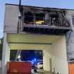 Im Obergeschoss des zweistöckigen Hauses stand eine Wohnung in Flammen. Von dem Balkon wurde ein Mann per Sprung in ein aufblasbares Sprungtuch gerettet. Er kam mit lebensgefährlichen Verletzungen ins Krankenhaus.