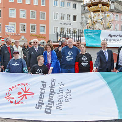 Mit einem Fackellauf im vergangenen Jahr stimmten Bürgermeisterin Angelika Birk (Mitte), Athleten sowie Verantwortliche von Special Olympics Rheinland-Pfalz auf die Landesspiele ein. Foto: Wilfried Kootz/SOD
