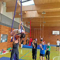 In der Tarforster Grundschulturnhalle lernten die Kinder aus der Partnerstadt Isjum, betreut vom Trimmelter SV, am Mittwoch bei einem Zirkusworkshop große und kleine akrobatische Kunststückchen.