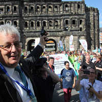Sportdezernent Andreas Ludwig gab den Startschuss für den Fackellauf durch die Innenstadt.