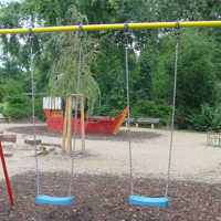 Doppelschaukel in Sandspielplatz