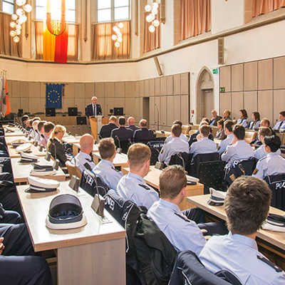 63 Polizeibeamtinnen und Beamte traten zum 1. Oktober ihren Dienst in Trier an. Bevor sie Polizeipräsident Lothar Schömann willkommen hieß, begrüßte sie OB Wolfram Leibe (hinten) im Großen Rathaussaal. 