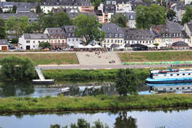 Seit der Neugestaltung bietet das Moselufer im Stadtteil Zurlauben einen attraktiven Rahmen für das Kulturhafen-Festival.